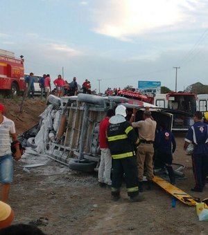 Acidente entre carreta carregada de argila e Van de Palmeira/Arapiraca deixa feridos na AL-115