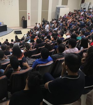 Na Ufal, Rodrigo defende fortalecimento das universidades públicas