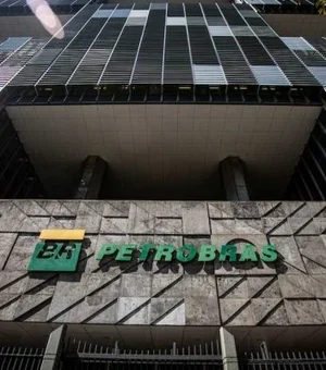 Petróleo tem forte queda e pode levar Petrobras a baixar combustíveis
