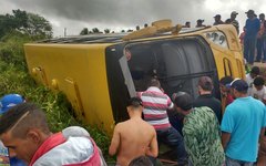  Acidente com ônibus escolar deixa passageiros presos às ferragens 
