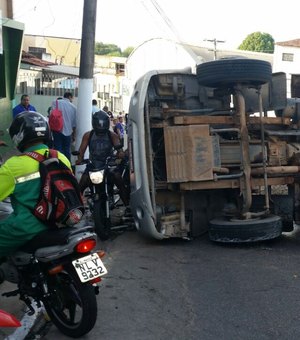 SMTT remove caminhão que bloqueou via em Bebedouro