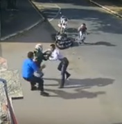 [Vídeo] Vítima reage assalto e entra em luta corporal com criminoso em Maceió