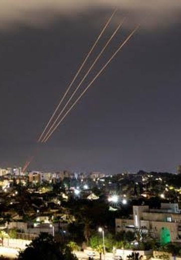 Israel faz ataque direto ao Irã, diz autoridade dos EUA