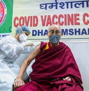Dalai Lama é vacinado contra covid-19 e incentiva imunização: 'muito útil'