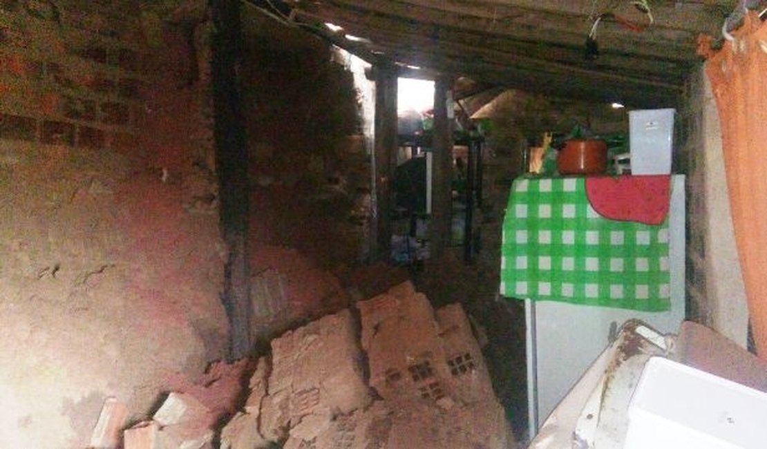 Por causa das fortes chuvas, casa desaba no Mutange e Defesa Civil é acionada
