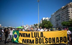 Ato no Rio teve o impeachment como a principal bandeira, mas alguns grupos também criticam possível candidatura de Lula (PT)