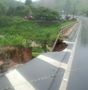 Erosão na pista causa interdição de trecho da rodovia BR-104, em Branquinha