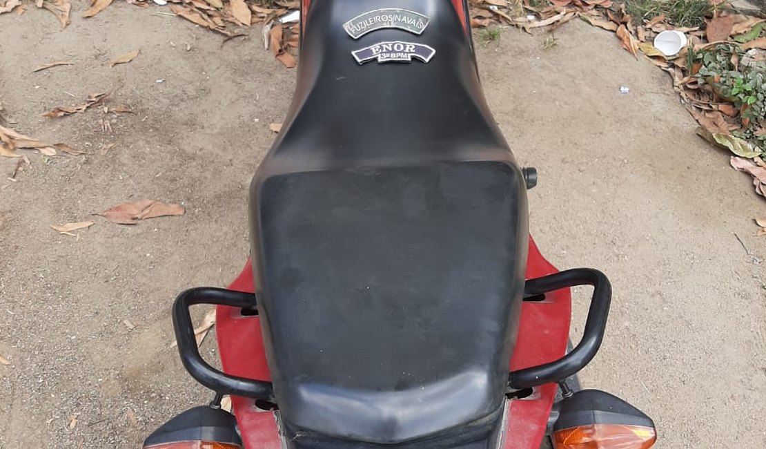 PM de Arapiraca recupera moto roubada que estava escondida sob vegetação na zona rural