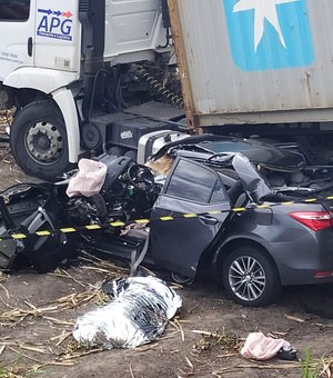 [Vídeo] Colisão entre carro e carreta deixa pessoa morta em Marechal