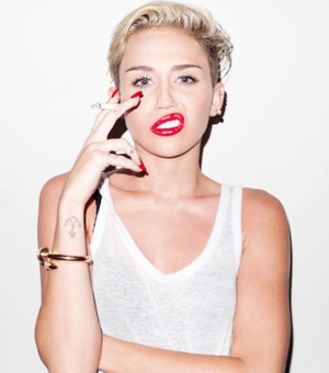 Miley Cyrus revela quando descobriu atração por mulheres: “Muito além de uns amassos”