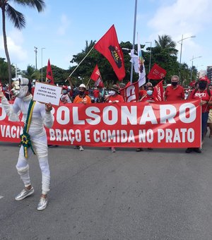 Manifestantes vão às ruas em ato contra Bolsonaro em Maceió e Arapiraca