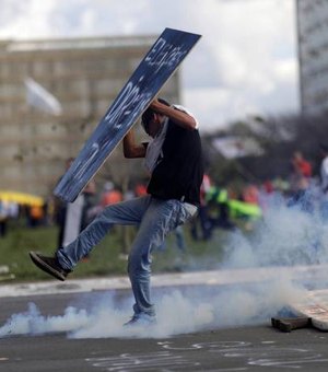 Manifestantes e polícia se enfrentam em protesto contra Temer