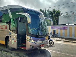 Ônibus interestadual é assaltado por bando fortemente armado