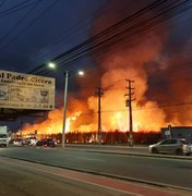 Incêndio em terreno no Benedito Bentes assusta populares