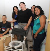 Prefeitura entrega cadeiras de rodas para pacientes com necessidades especiais 