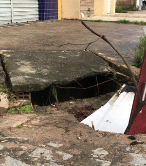 Buraco no bairro Brasiliana traz riscos para os moradores