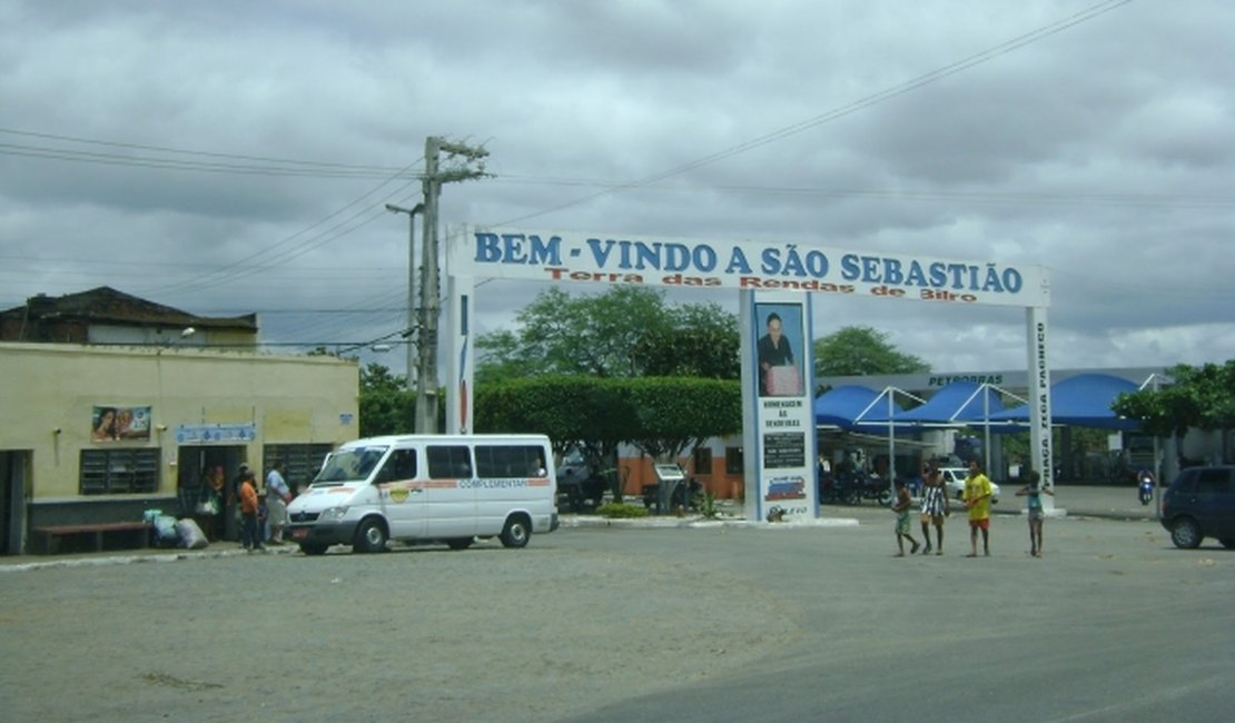 Assaltantes invadem escola roubam televisão e 27 celulares dos alunos