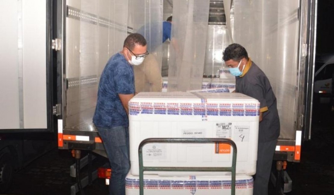 Alagoas recebe 104.550 doses de AstraZeneca e CoronaVac