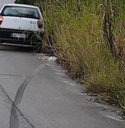 Motorista abandona veículo com licenciamento atrasado ao avistar viatura policial