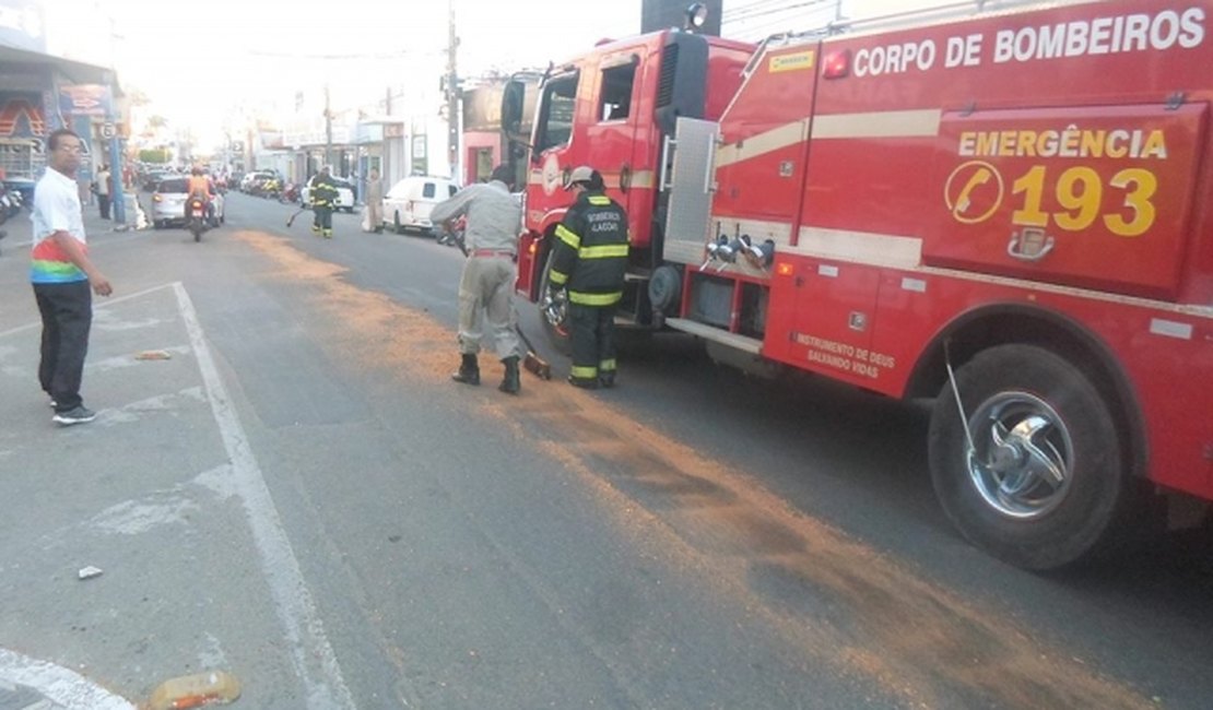Ônibus derrama óleo diesel e causa acidentes no Centro de Arapiraca