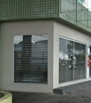 Homem assalta farmácia no Barro Durro e leva celular de funcionária