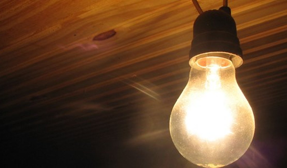 Aneel prorroga proibição de corte de luz por inadimplência