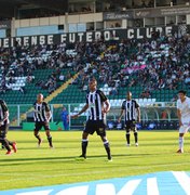 CSA conta com falha do goleiro e, de virada, vence o Figueirense por 2x1