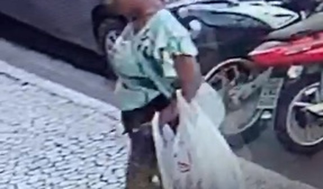 [Vídeo] Mulher é flagrada furtando liquidificador de loja em Arapiraca
