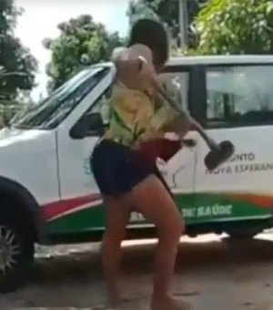 [Vídeo] Durante confusão, mulher quebra carro de Secretaria da Saúde com enxada