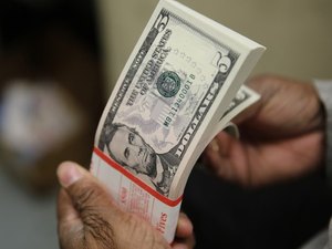 Dólar cai abaixo de R$ 5,25 após Copom e de olho em estímulos nos EUA