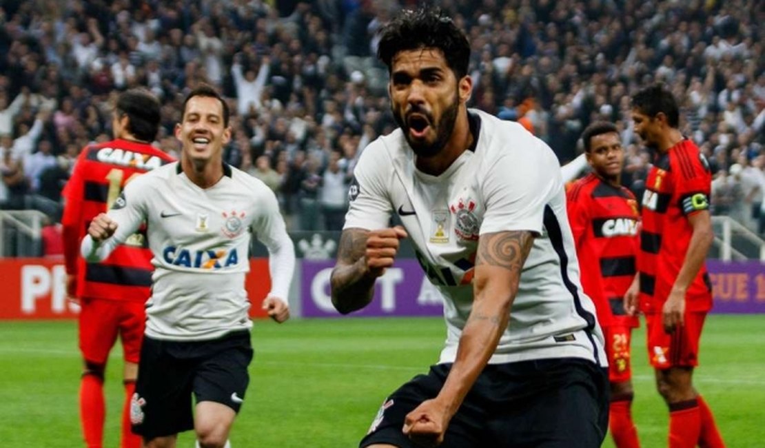 Corinthians segue no G4, Cruzeiro vence e Inter segura o Santos