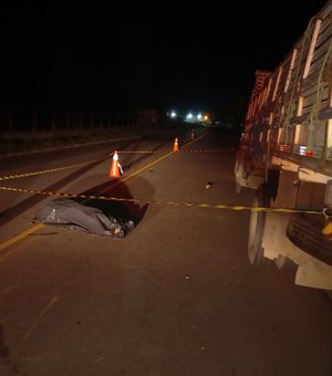 [Vídeo] Motociclista morre ao colidir na traseira de caminhão, em Taquarana