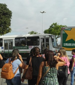 SMTT impede circulação de ônibus da Veleiro e usuários bloqueiam BR 104