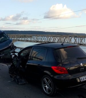Acidente na Ponte Divaldo Suruagy: carro quase cai na Lagoa Mundaú