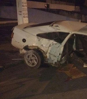 Motorista perde controle de veículo e derruba poste em Arapiraca