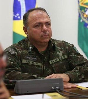 Bolsonaro efetiva general Pazuello como ministro interino da Saúde