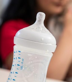 Bebês ingerem 1,5 mi de partículas de microplástico por dia em mamadeiras