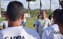 Técnico Toninho Pesso conversa com jogadores do  Santa Rita