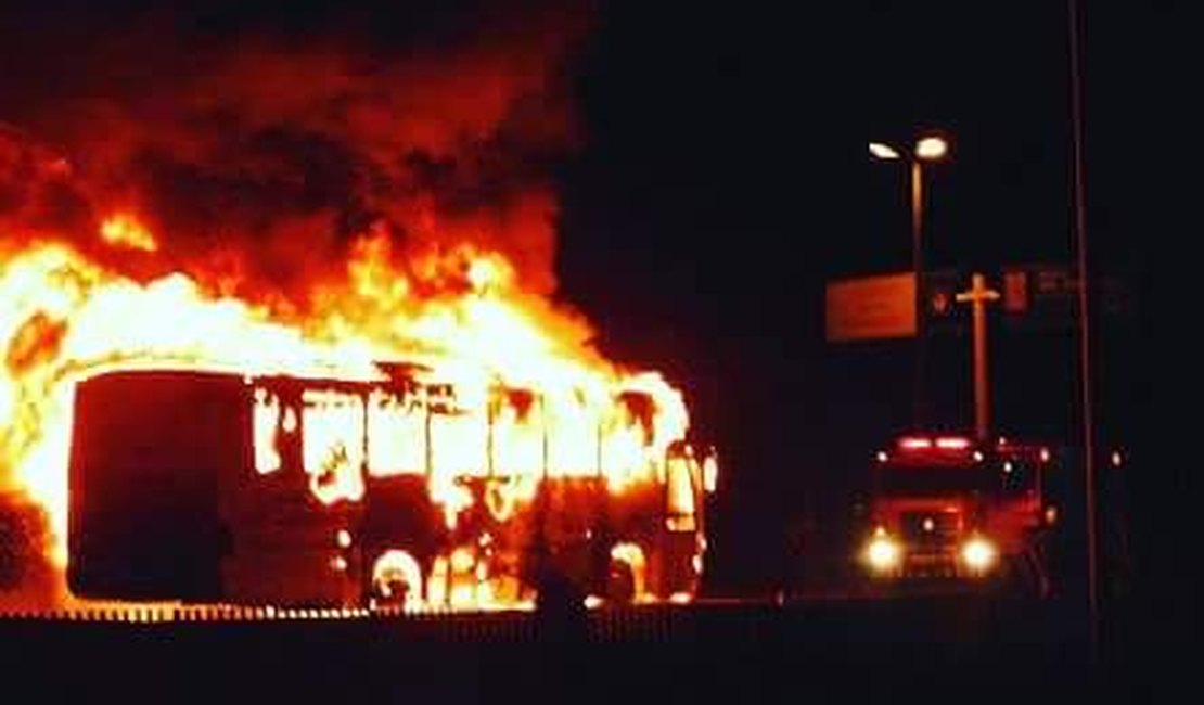 Ônibus que fazia transporte de universitários pega fogo e fica destruído em Murici