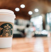 Homem processa Starbucks após sofrer queimaduras no pênis por causa de chá