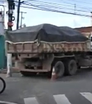 Caminhão entra em pane e gera engarrafamento no bairro do Poço
