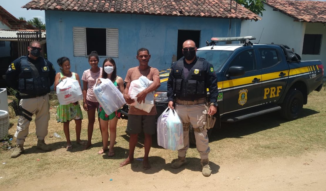 PRF entrega doações a indígena que com paralisia cerebral em Porto Real do Colégio