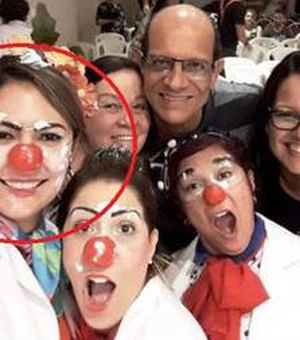 Mulher de Bolsonaro aparece fantasiada de palhaça da alegria em formatura