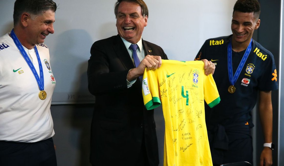 Bolsonaro almoça com seleção do Brasil sub-17, tetracampeã de futebol