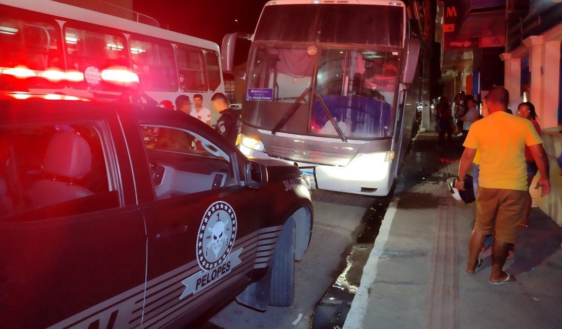 Vídeo: Dupla assassina jovem dentro de ônibus com destino a São Paulo