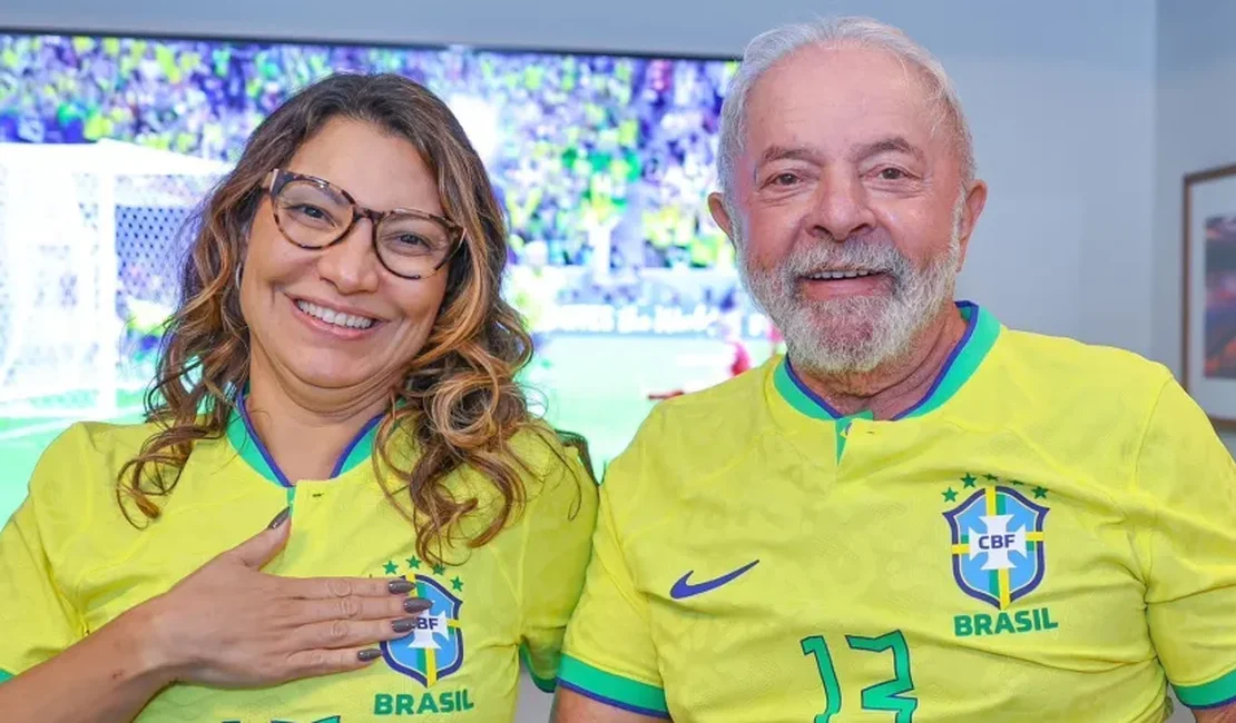 Lula assiste à estreia do Brasil na Copa do Mundo com camisa da seleção