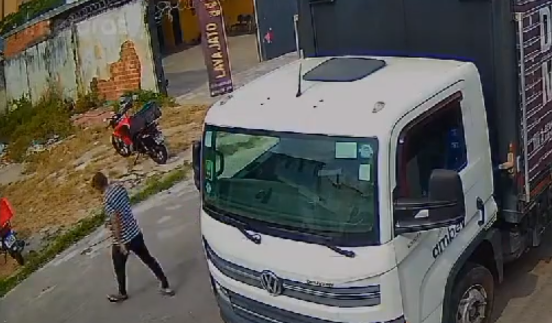 Câmera de segurança flagra furto a caminhão no bairro da Jatiúca
