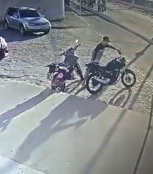 [Vídeo] Câmera de segurança registra roubo de moto em Mangabeiras