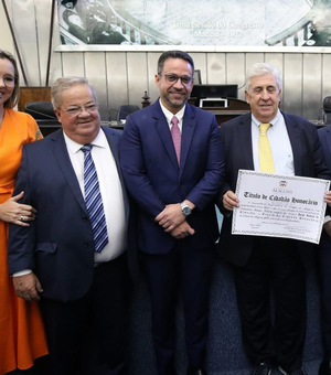 Ex-prefeita Emanuella Moura, da Barra de Santo Antônio, representa deputada Cibele Moura em homenagem ao presidente do grupo Vila Galé