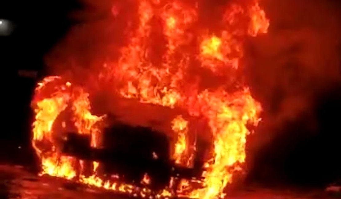 [Vídeo] Carro é incendiado em Porto Calvo